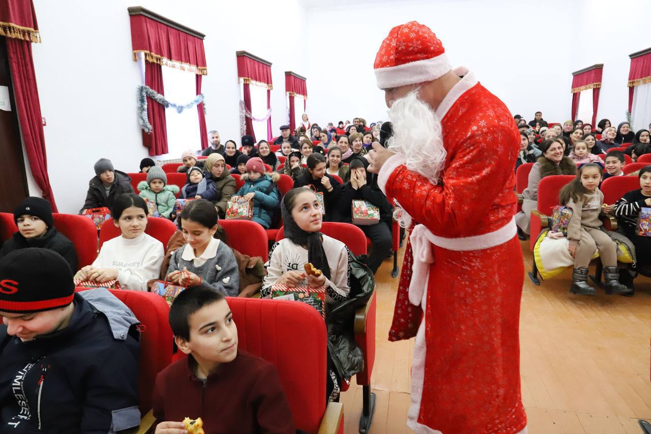 В Табасаранском районе при содействии центра социального обслуживания прошло новогоднее торжество для детей участников СВО